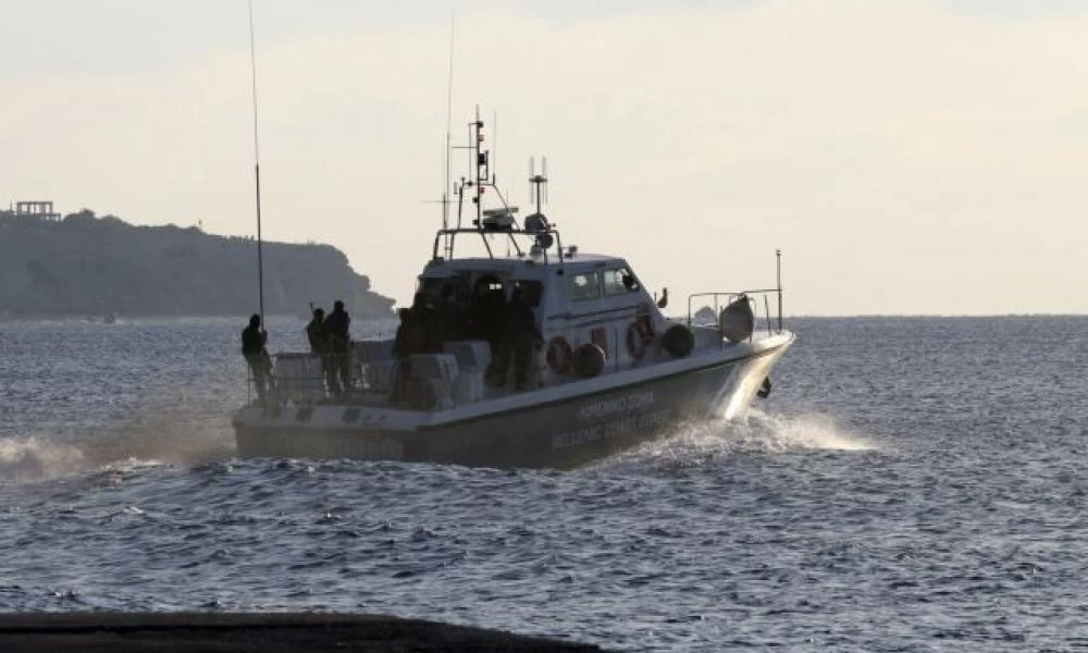 Πάτρα: Καρέ - καρέ η διάσωση της γυναίκας που παρασύρθηκε στην άλλη άκρη από την παραλία που κολυμπούσε